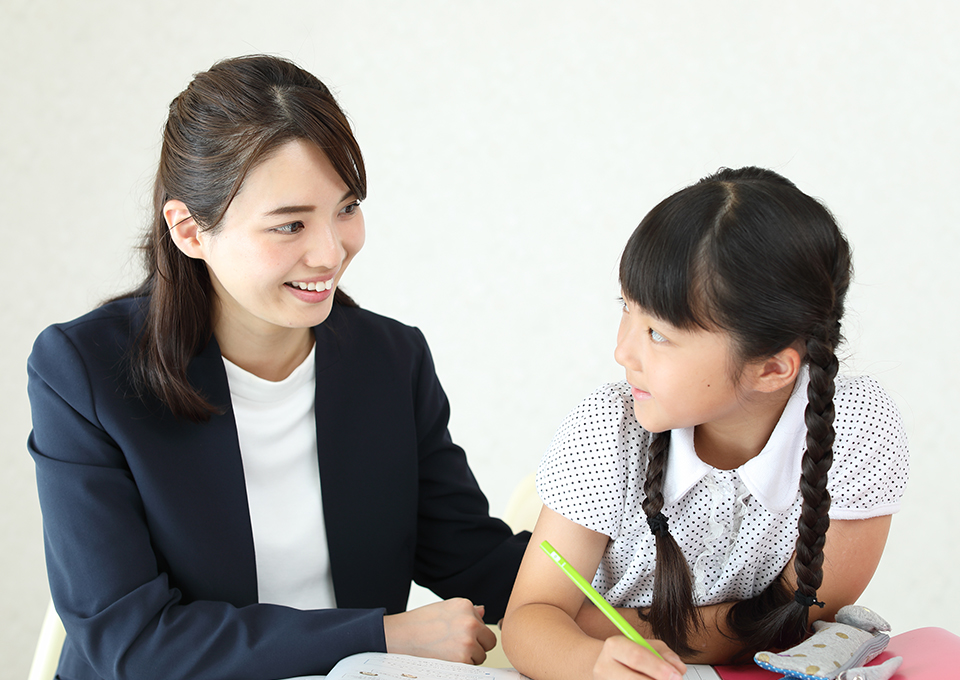 勉強している小学生のイメージ画像