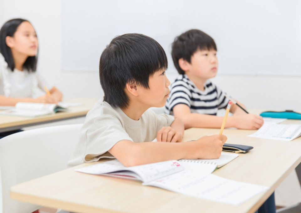 勉強している小学生のイメージ画像